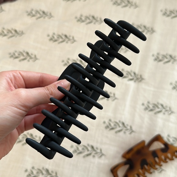 Kitsch Jumbo Claw Clips - Picture 3 of 5